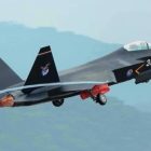 چینی ها با جنگنده پیشرفته خود به مبارزه با اف ۳۵ آمریکایی می پردازند