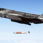 جنگنده ای با بمب هسته‌ای، آماده پرواز در محاصره ایران